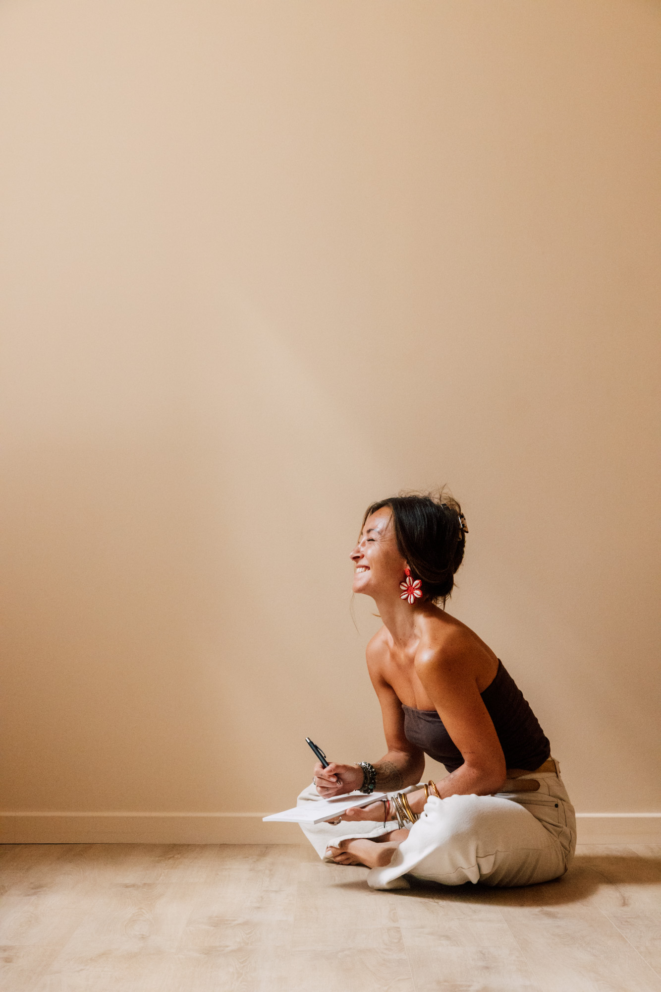 Bras levé, pratique en brassière blanche