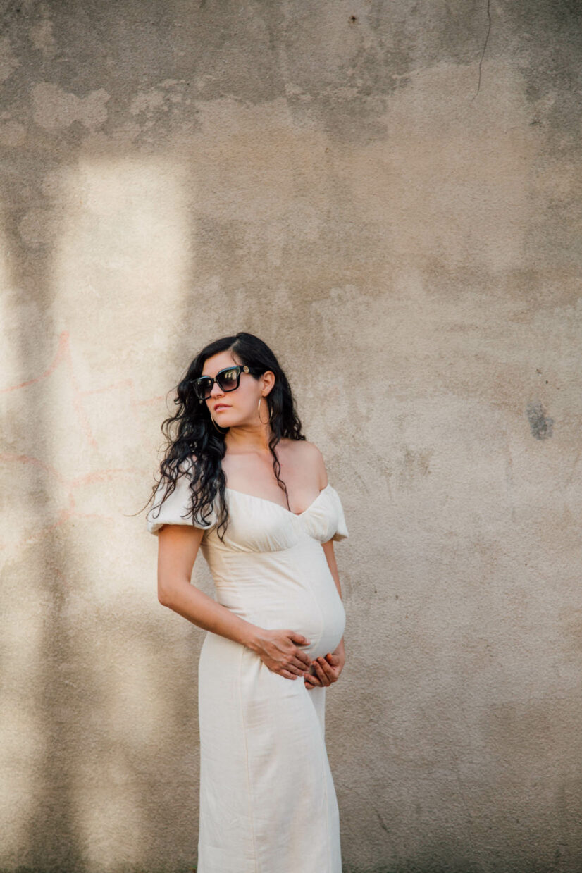 Portrait d'une femme enceinte en robe blanche