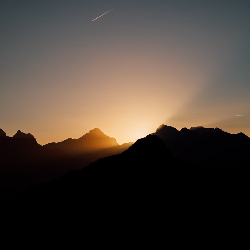 Sommets en contre-jour au coucher du soleil