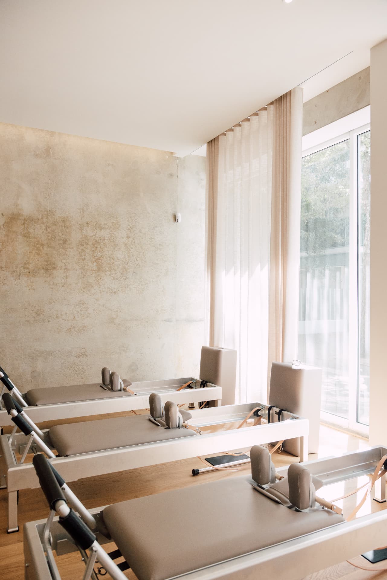 Exercice de Pilates sur machine en studio