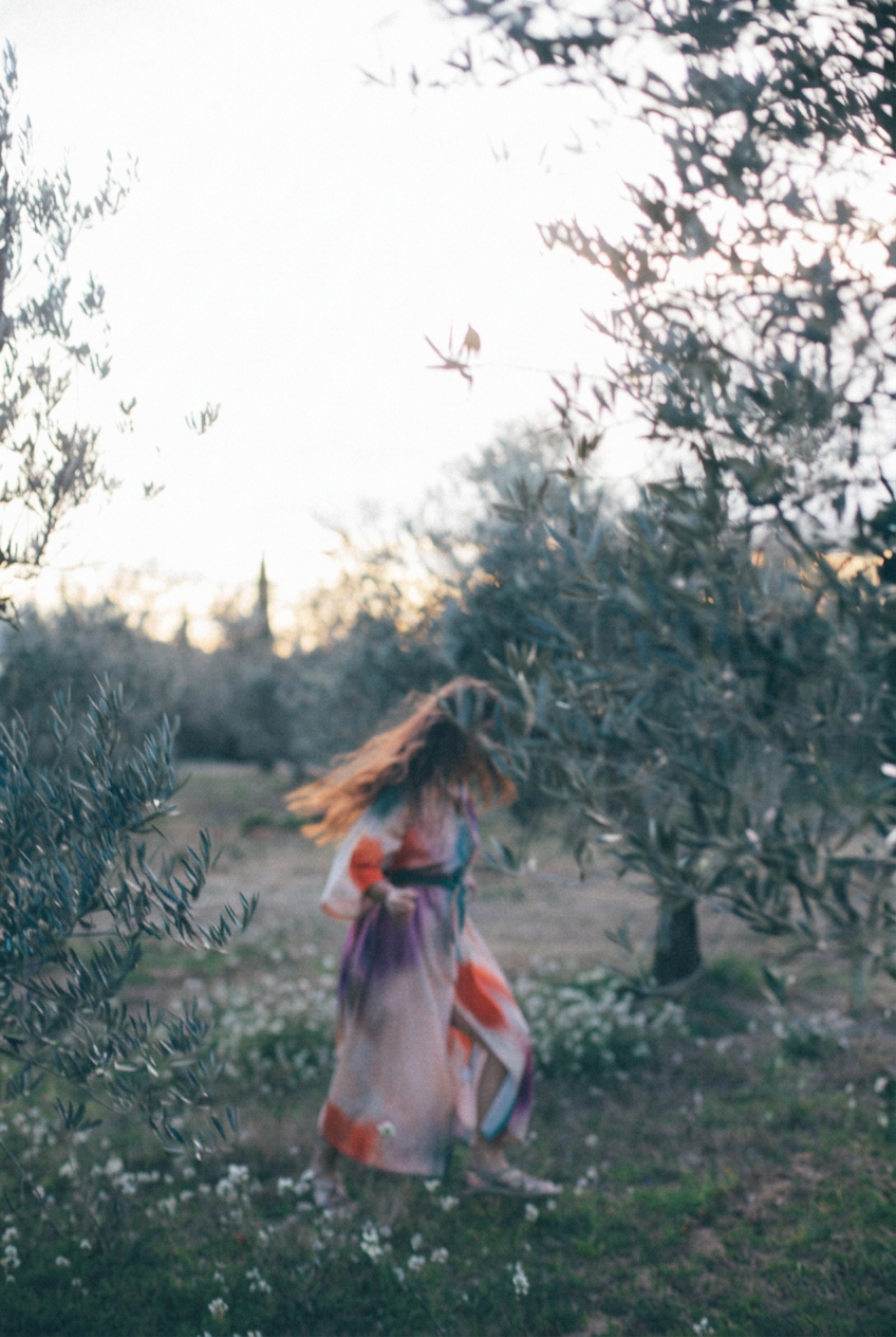 Robe colorée en mouvement dans une oliveraie