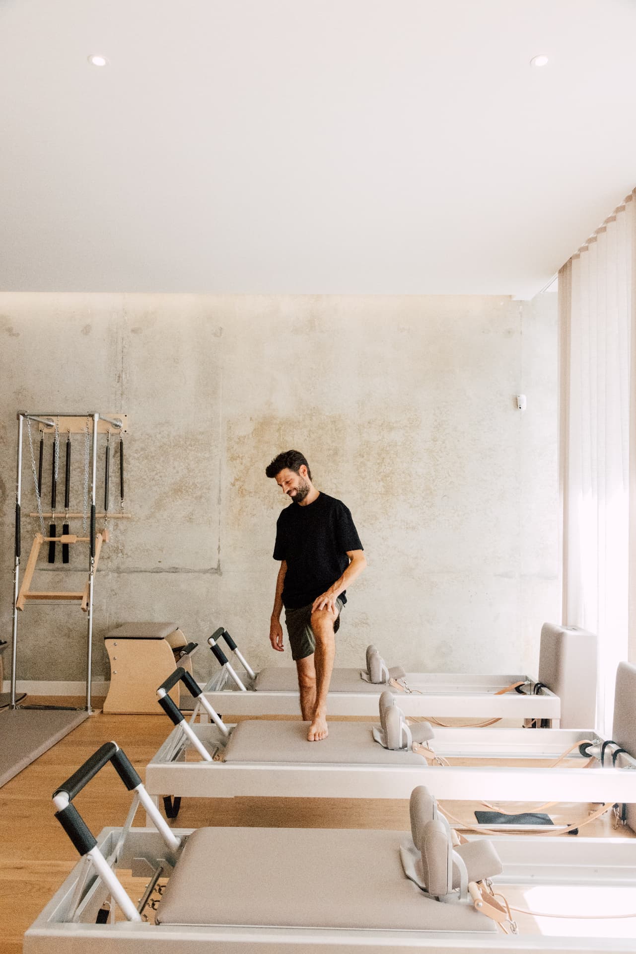 Pratique du Pilates dans un studio lumineux