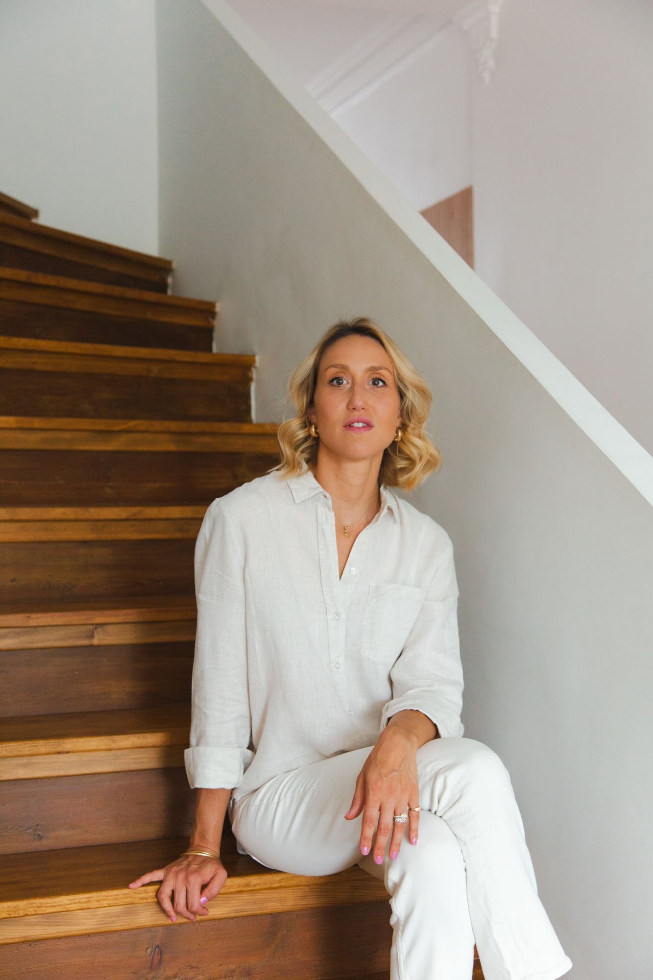 Femme en chemise blanche assise sur des marches